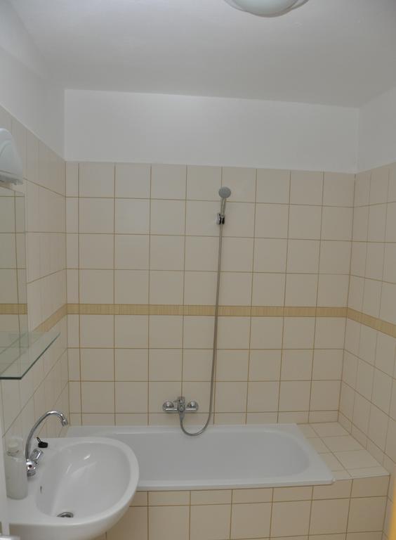 Sarok Apartmanhaz Szekszard Hotell Rom bilde